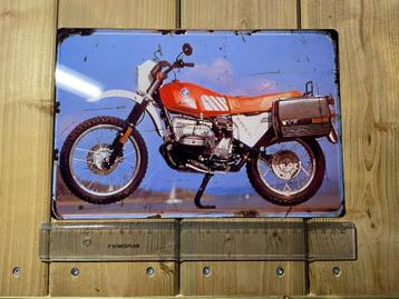 Collection de panneaux métalliques avec des images de motos 