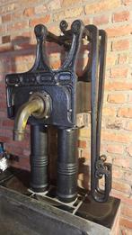 Antieke handpomp met 2 hendels., Ophalen