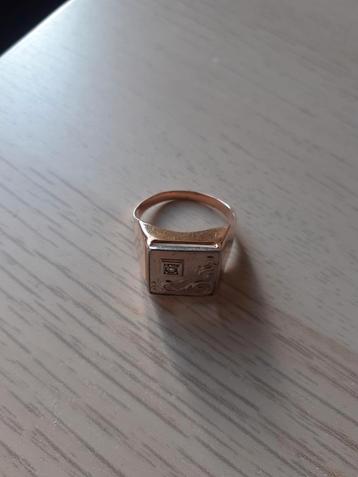 Goud ring met platinum bovenaan en kleine diamant.  beschikbaar voor biedingen