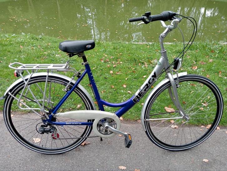 Damesfiets 28 inch/7 versnellingen met Nieuwe onderdelen, Fietsen en Brommers, Fietsen | Dames | Damesfietsen, Zo goed als nieuw
