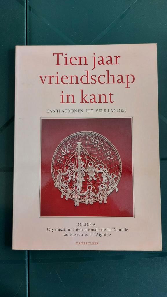 Bobines de dentelle dix ans d'amitié dans la dentelle O.I.D, Hobby & Loisirs créatifs, Dentelle, Comme neuf, Patrons, Enlèvement ou Envoi