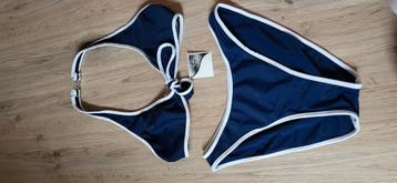 Bikini beschikbaar voor biedingen