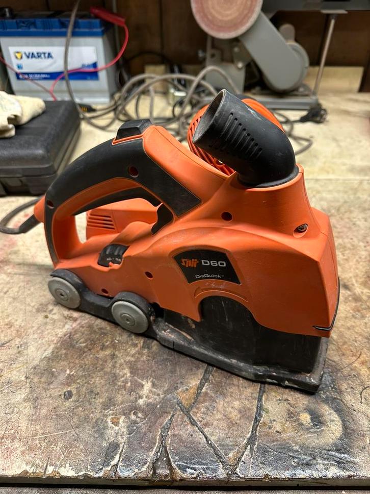 Te huur: Spit D60 Sleuvenfrees – Professioneel & krachtig, Doe-het-zelf en Bouw, Gereedschap | Schuurmachines, Zo goed als nieuw