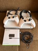 Xbox One S met 2 controllers en charge & play kit, Games en Spelcomputers, Ophalen, Zo goed als nieuw, Met 2 controllers, Xbox One