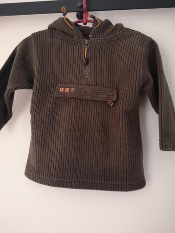 Bruine trui met capuchon beschikbaar voor biedingen