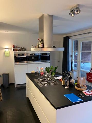 STIJLVOLLE HOOGGLANS KEUKEN MET KOOKEILAND  beschikbaar voor biedingen