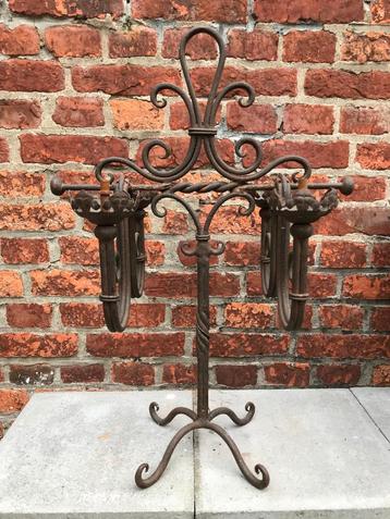 Zware smeedijzeren kandelaar 19e beschikbaar voor biedingen