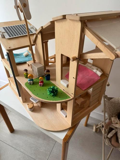 Prachtig modern duurzaam poppenhuis Plan Toys energie, Kinderen en Baby's, Speelgoed | Poppenhuizen, Zo goed als nieuw, Poppenhuis