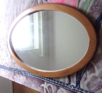 Vintage ovale spiegel van grenenhout beschikbaar voor biedingen