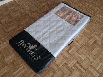 Matelas lit bébé  disponible aux enchères