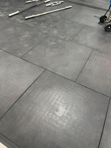 Fitness vloer/rubber tegel met connector systeem beschikbaar voor biedingen