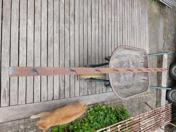 oude metalen staaf met vleeshaken beschikbaar voor biedingen