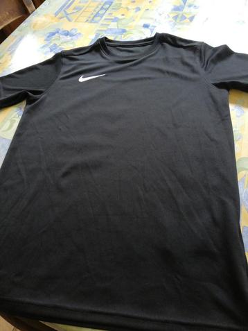 T-shirt garçon Nike. Noir. Taille 12-13 ans.  beschikbaar voor biedingen