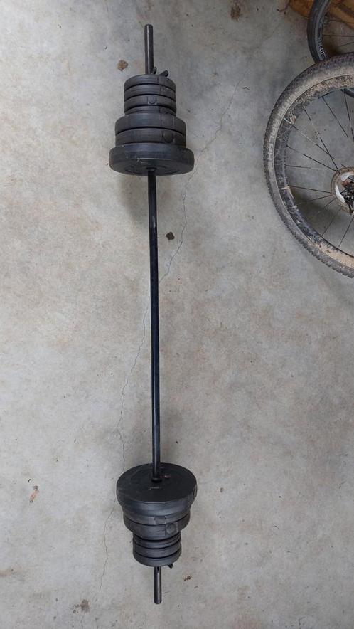 Lang gewicht (barbell) met vele gewichtjes, Sport en Fitness, Fitnessapparatuur, Zo goed als nieuw, Ophalen
