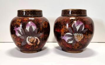 Twee cloisonne potten met deksel. beschikbaar voor biedingen