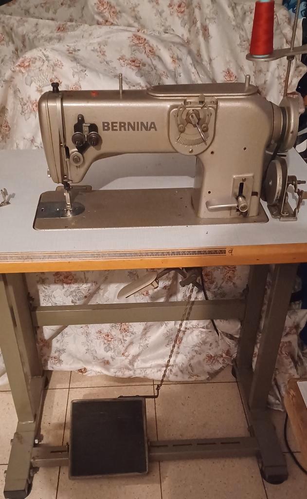 bernina 217 professionele naaimachine, Hobby en Vrije tijd, Naaimachines en Toebehoren, Zo goed als nieuw, Naaimachine, Bernina