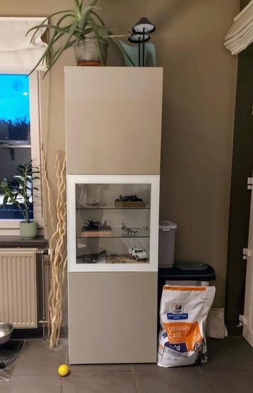 Glazen kast beschikbaar voor biedingen