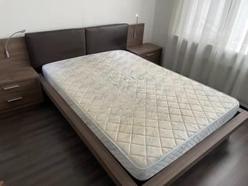 Bed 140 X 200 met 2 nachttafels beschikbaar voor biedingen