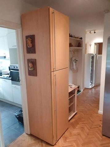 Kast met planken beschikbaar voor biedingen