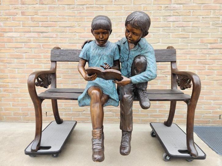 BRONZEN TUINBANK MET JONGEN EN MEISJE ZWARE UITVOERING !!!, Tuin en Terras, Tuinbeelden, Nieuw, Mensenbeeld, Ophalen of Verzenden