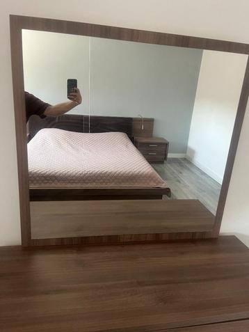 Houten Tweepersoonsbed en kast beschikbaar voor biedingen