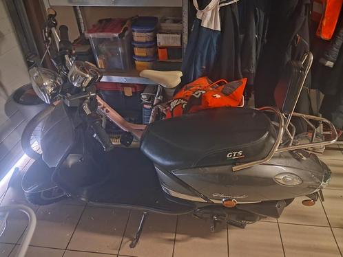 Scooter a klasse gts grijs, Fietsen en Brommers, Snorfietsen en Snorscooters, Gebruikt, Ophalen
