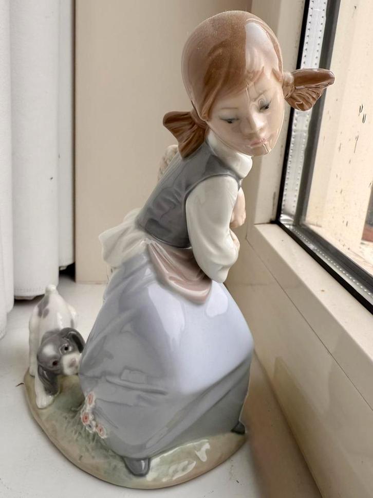 Belle statue de l'enfant Lladro avec un chien, Collections, Statues & Figurines, Comme neuf, Enlèvement