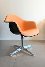 Herman Miller Eames Fiberglass Arm Chair PAC, Huis en Inrichting, Ophalen, Metaal, Mid century modern, Zwart