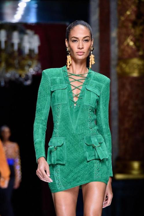 Runway Balmain jurk in groene gevlochten suède, mt Fr 36, Vêtements | Femmes, Robes, Comme neuf, Taille 36 (S), Vert, Envoi