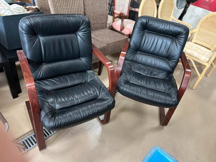 2 zwartleren bureaustoelen met houten armleuningen, Huis en Inrichting, Bureaustoelen, Gebruikt, Bureaustoel, Zwart, Ophalen