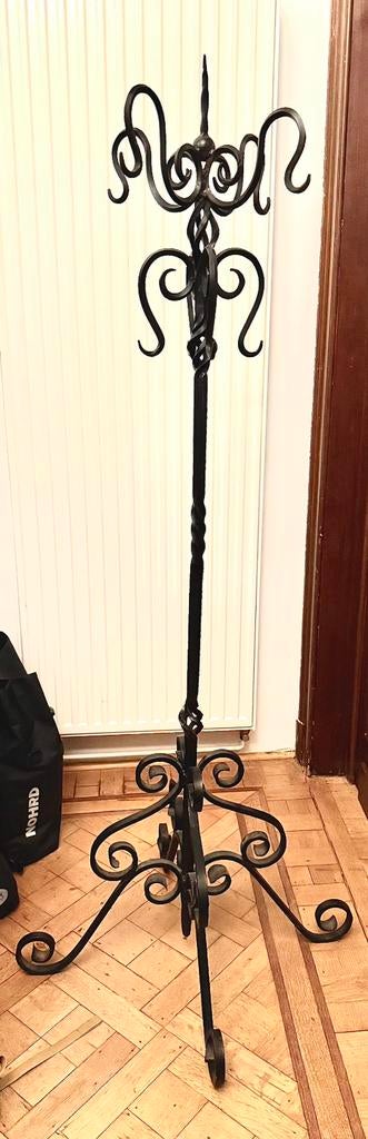 Gietijzeren kapstok, Ophalen