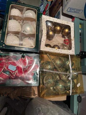 ZEER GROTE PARTIJ KERSTdecoratie (spar, ballen, kerstman. beschikbaar voor biedingen
