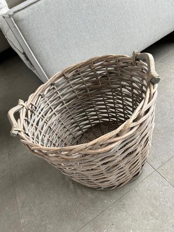 Grote mand van rotan beschikbaar voor biedingen