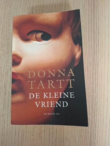 De kleine vriend, Donna tartt beschikbaar voor biedingen