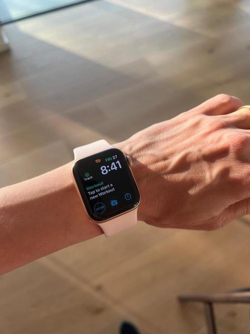 Apple Watch SE 40mm Roségoud Aluminium Roze Sportband + Free, Handtassen en Accessoires, Smartwatches, Zo goed als nieuw, iOS