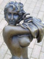Vrouw in broek met een naakte bronzen borst gesigneerd, Antiek en Kunst, Ophalen, Brons