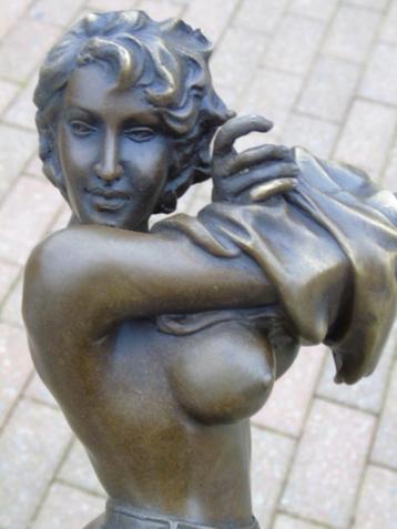 Vrouw in broek met een naakte bronzen borst gesigneerd  beschikbaar voor biedingen