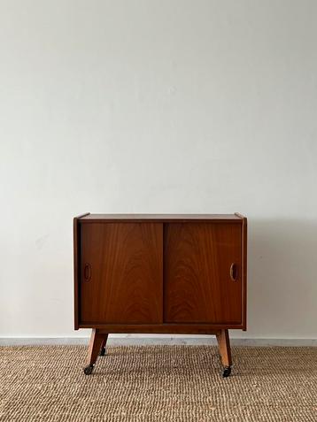 Unieke vintage Mid century dressoir op wieltjes beschikbaar voor biedingen