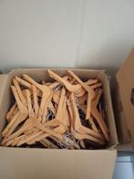Gratis meer dan 400 kleerhangers, Ophalen, Zo goed als nieuw, Hout, Kinderen en Volwassenen