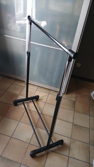 Kledingrek  beschikbaar voor biedingen