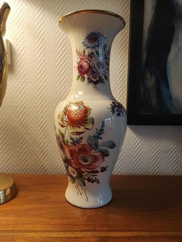 Hoge Vaas met bloemen beschikbaar voor biedingen