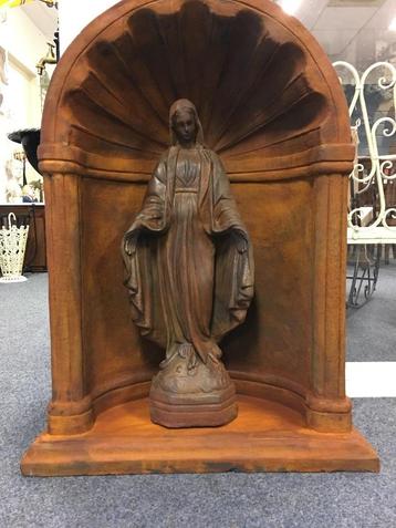 Mooi Mariabeeld vol steen-oxid in bidkapel vol steen. beschikbaar voor biedingen