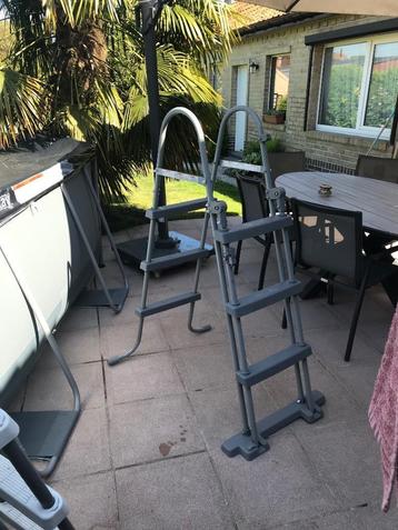 Zwembadladder tot 110cm splinternieuw beschikbaar voor biedingen