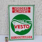 METALEN PLAAT VESTO VOEDERS PRODUCTS OUDENAARDE 1956, Reclamebord, Gebruikt, Ophalen of Verzenden