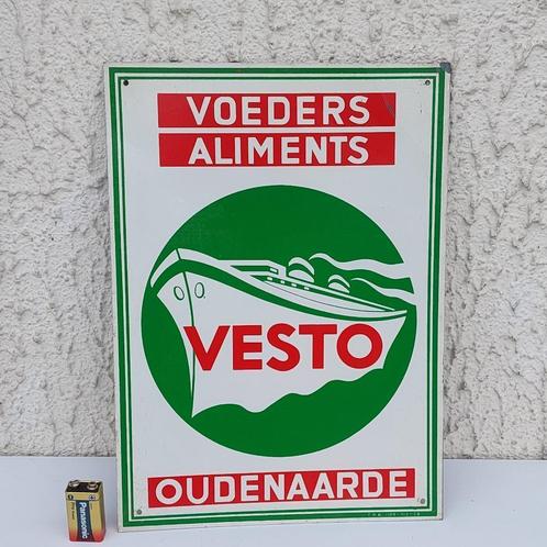 METALEN PLAAT VESTO VOEDERS PRODUCTS OUDENAARDE 1956, Verzamelen, Merken en Reclamevoorwerpen, Gebruikt, Reclamebord, Ophalen of Verzenden