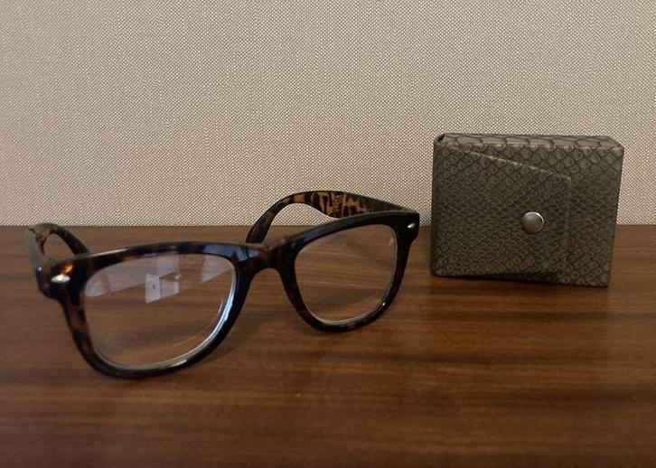 Opvouwbare retro leesbril met vintage etui, Verzamelen, Retro, Ophalen of Verzenden