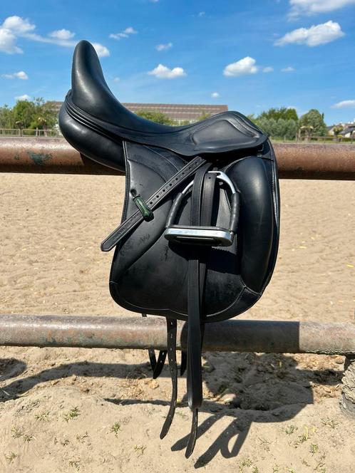 Dressuurzadel Amerigo Cervia Siena 18” (2023), Dieren en Toebehoren, Paarden en Pony's | Zadels, Zo goed als nieuw, Ophalen