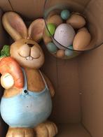 Paasdecoratie - konijn in steen, pluche en stolp eieren, Diversen, Pasen, Ophalen of Verzenden