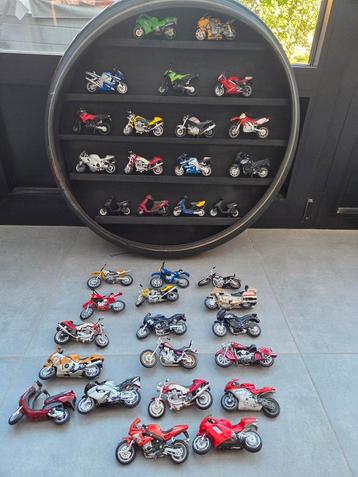 35 moto’s schaal 1/18 5€/stuk beschikbaar voor biedingen