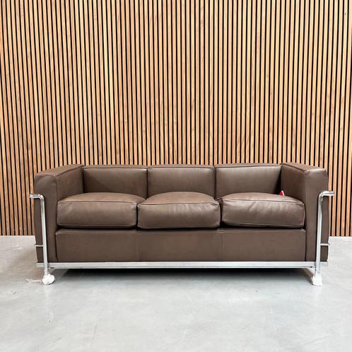 Cassina LC2 bank - Le Corbusier Mocca leder, Maison & Meubles, Canapés | Salons, Neuf, Banc droit, Trois personnes, Cuir, Envoi